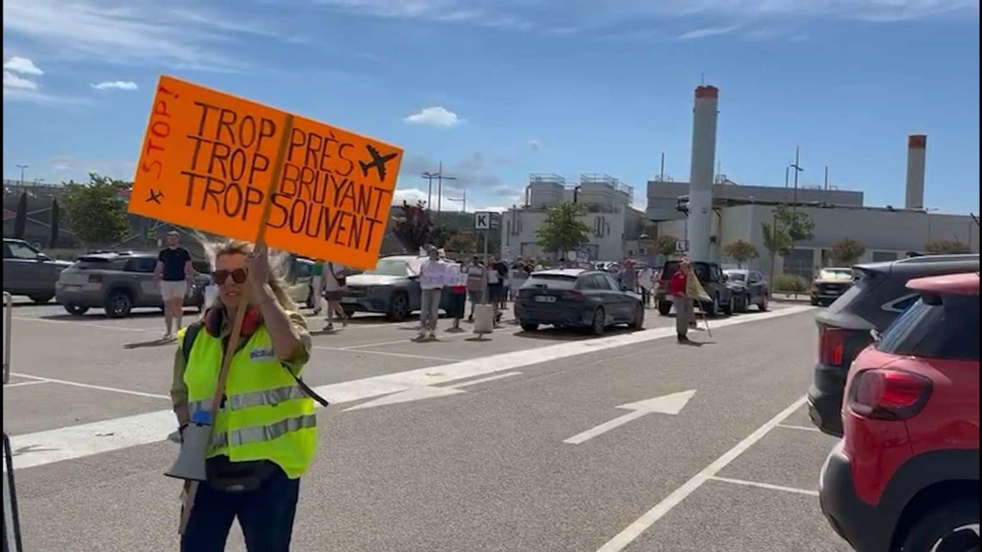 Aéroport : une opération escargot contre les nuisances sonores