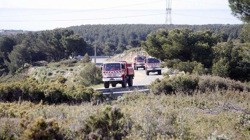 Arles : 50 pompiers luttent contre les flammes 