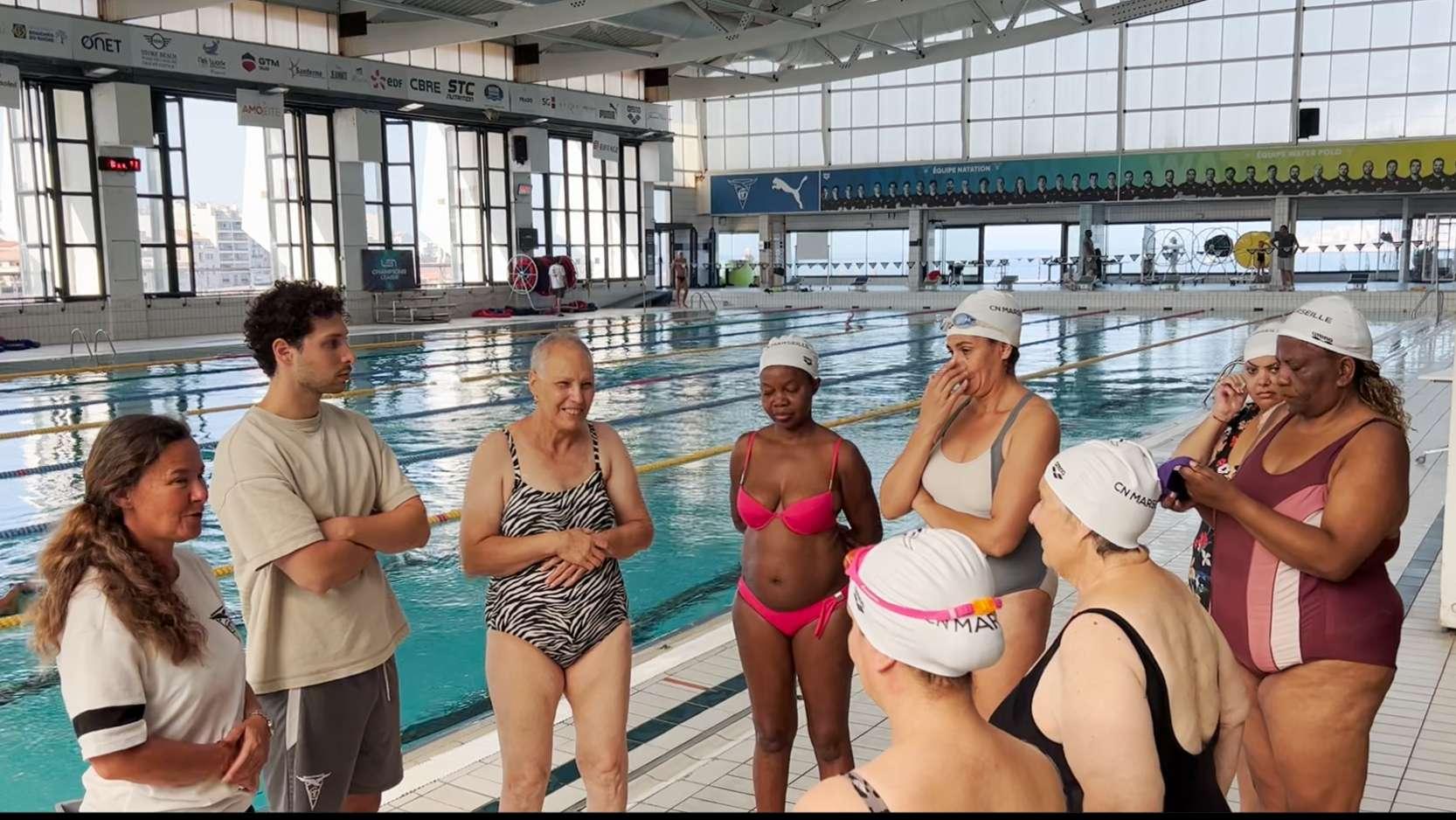 L'association "Marseille capitale de la mer" apprend à nager à des femmes aux cercles des nageurs