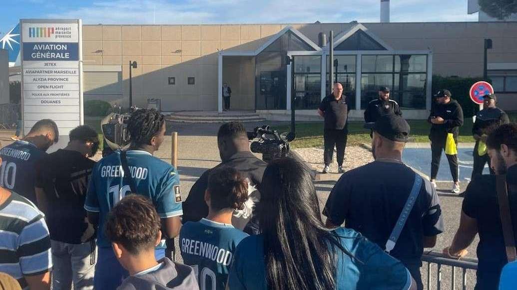 Aéroport de Marignane : supporters de l'OM et journalistes attendent Adrien Rabiot