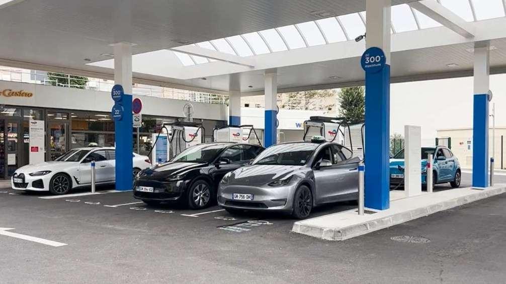 Station-service 100% électrique : les Marseillais profitent de la gratuité