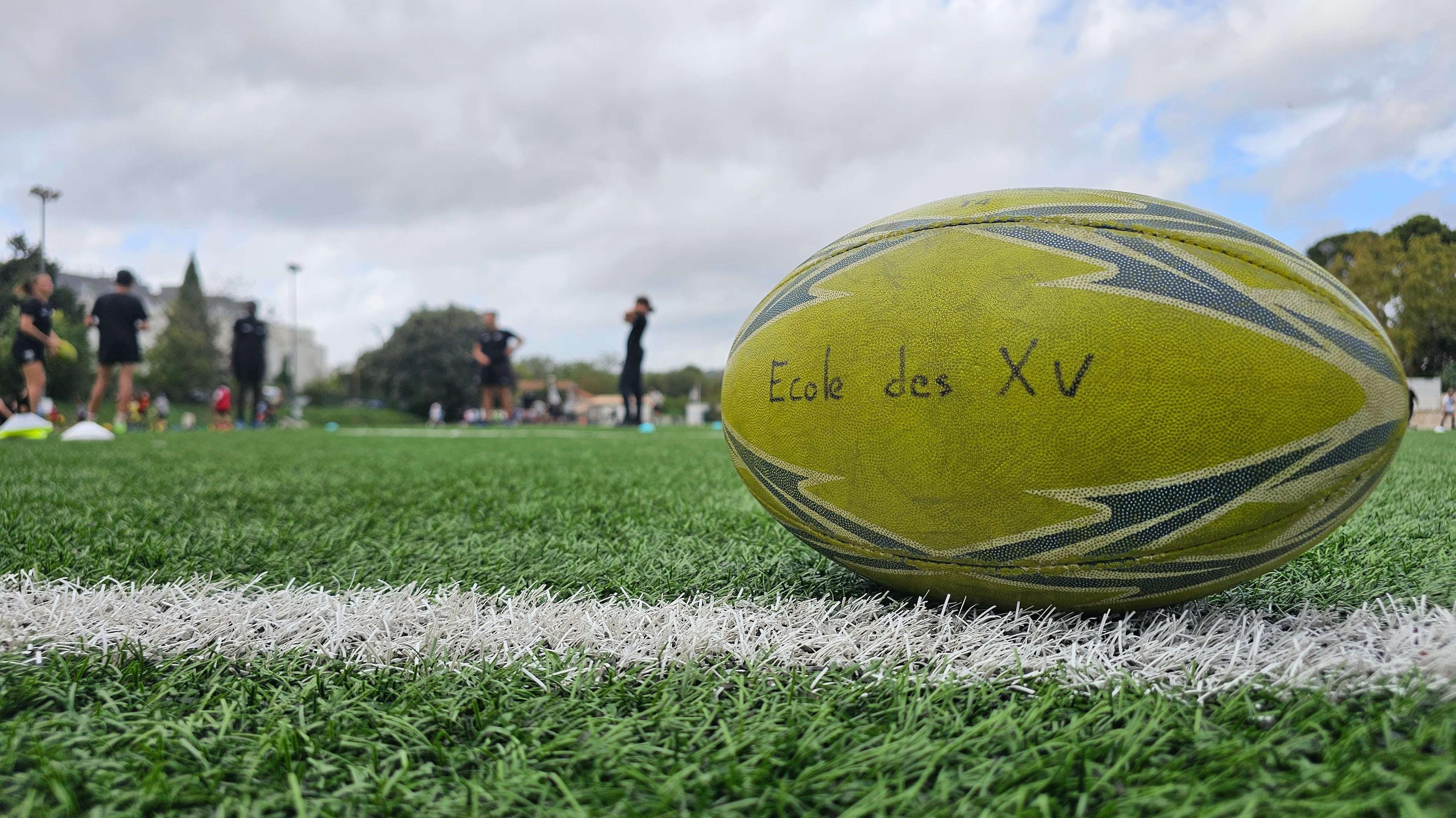 "Si je n'avais pas l'École des XV, je n'aurais pas fait mes devoirs" : le rugby pour lutter contre les difficultés scolaires