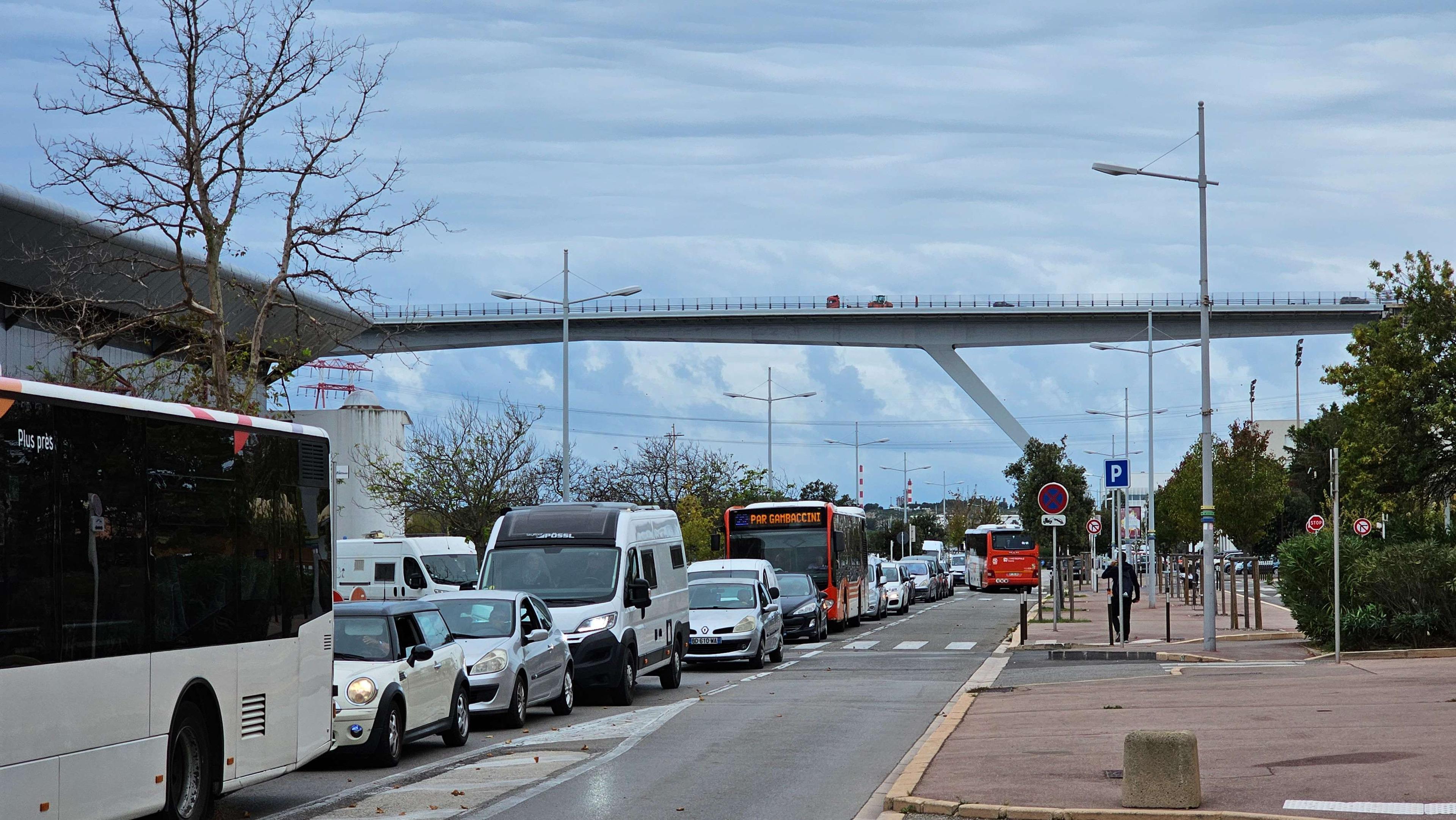 Martigues : la police filtre les poids lourds à l’entrée du viaduc, de gros bouchons dans le sens Marseille–Fos