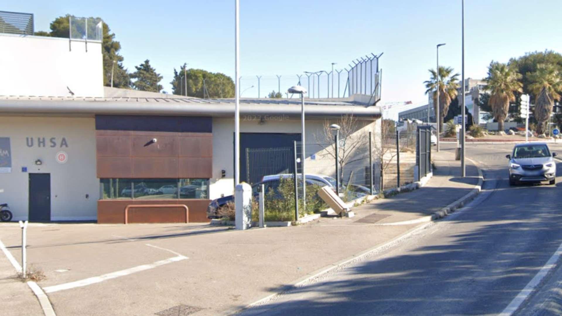 Marseille : un bus perd le contrôle et s'encastre dans des clôtures