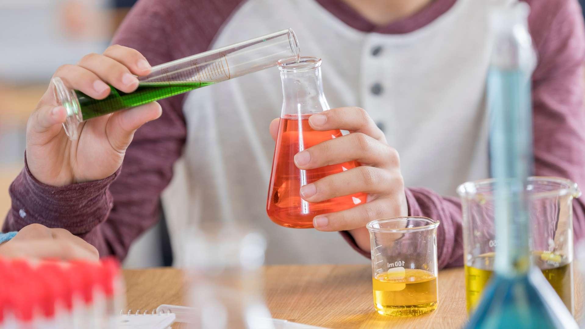 Vomissements, maux de tête... cinq lycéens transportés à l'hôpital après un cours de chimie 