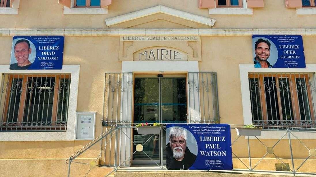 Saint-Mitre-les-Remparts affiche son soutien à Paul Watson et aux otages français retenus par le Hamas