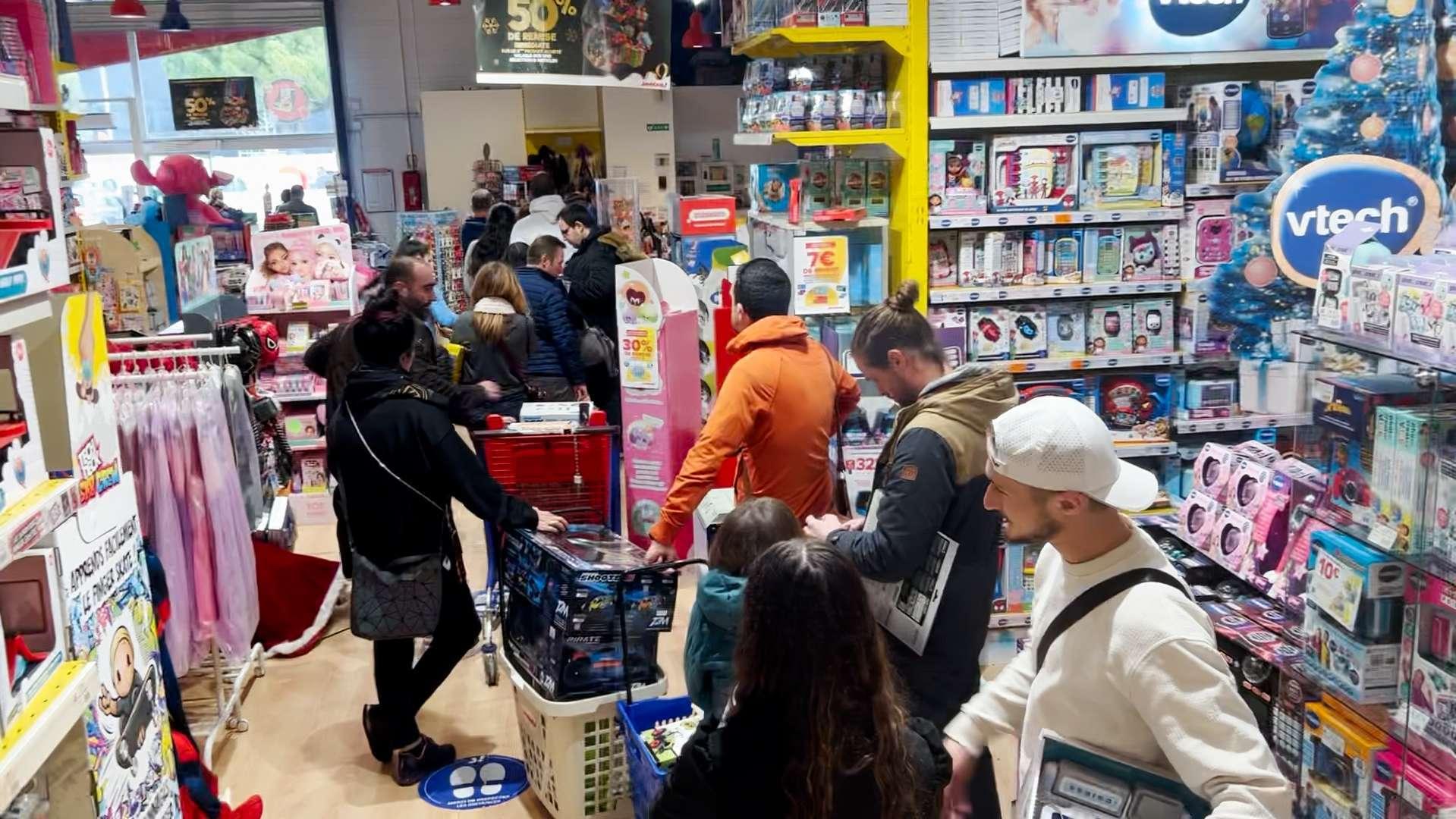 Noël et Black Friday, les centres commerciaux pleins à craquer ce week-end 