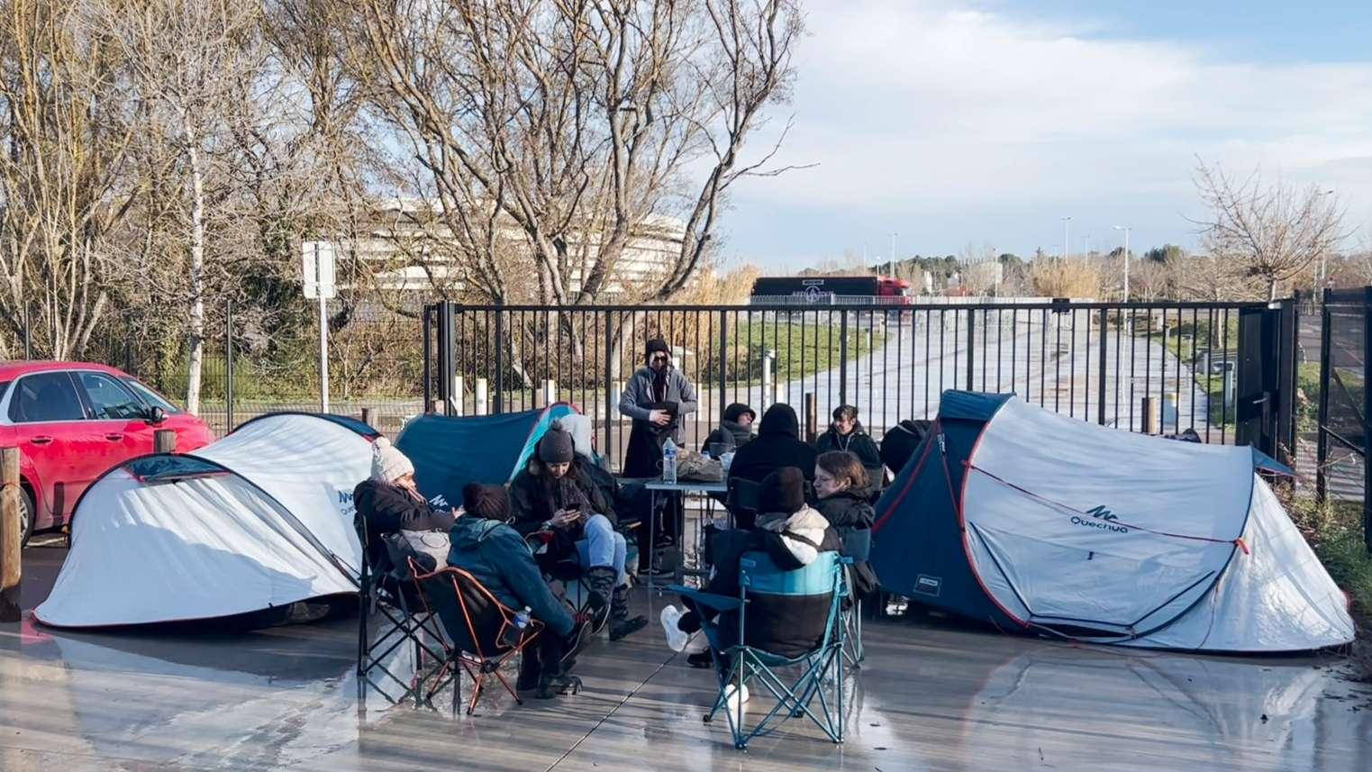 Indochine en concert à Aix : mais quatre nuits cette semaine c'est sa tente contre ma tente, pour les plus grands fans 