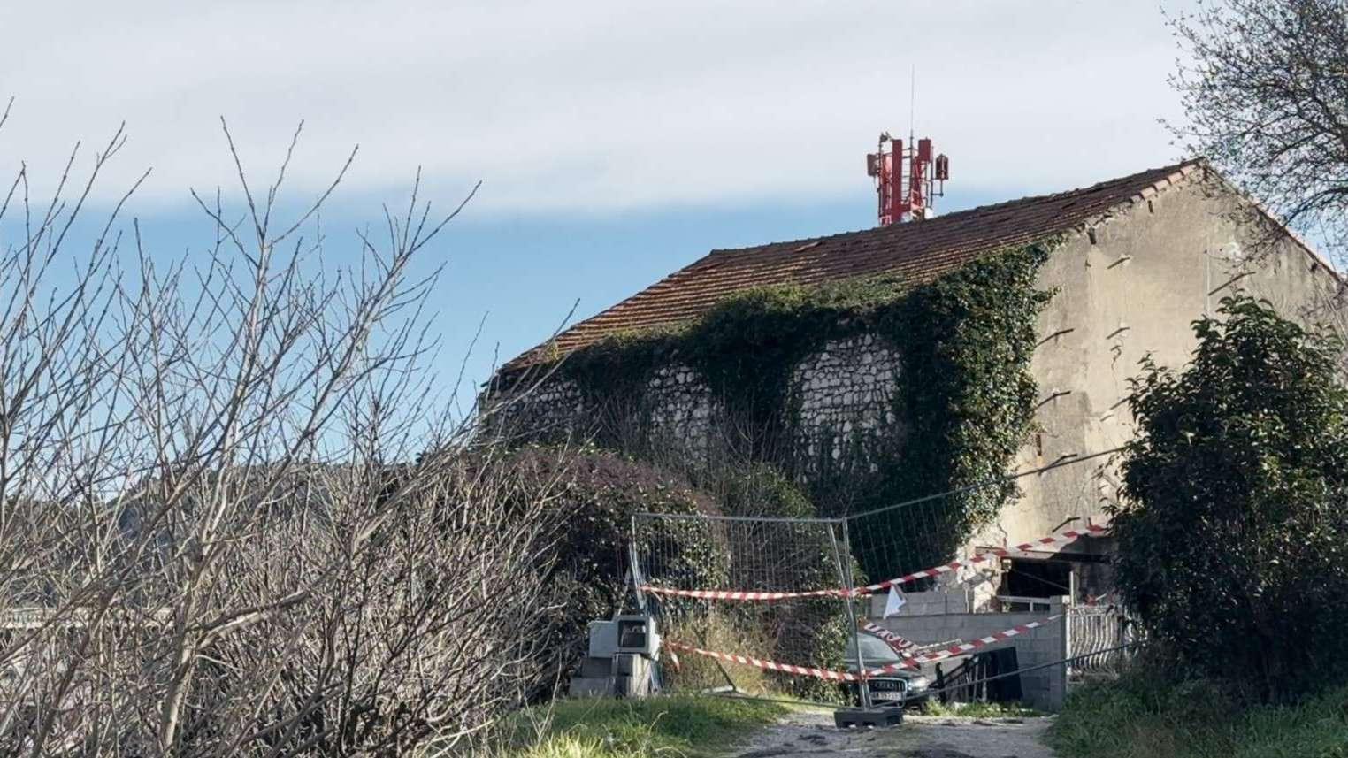 Pennes-Mirabeau : la bâtisse qui menace de s’effondrer sur l’A551 est toujours occupée par le propriétaire