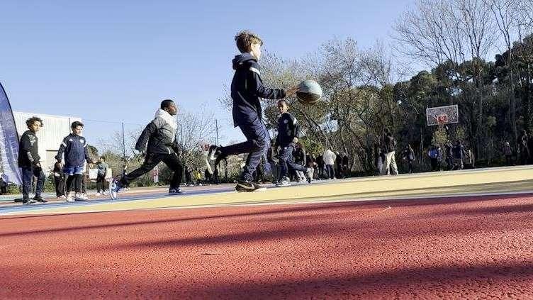 Marseille : un terrain de basket neuf pour les minots de la Rose Bégude