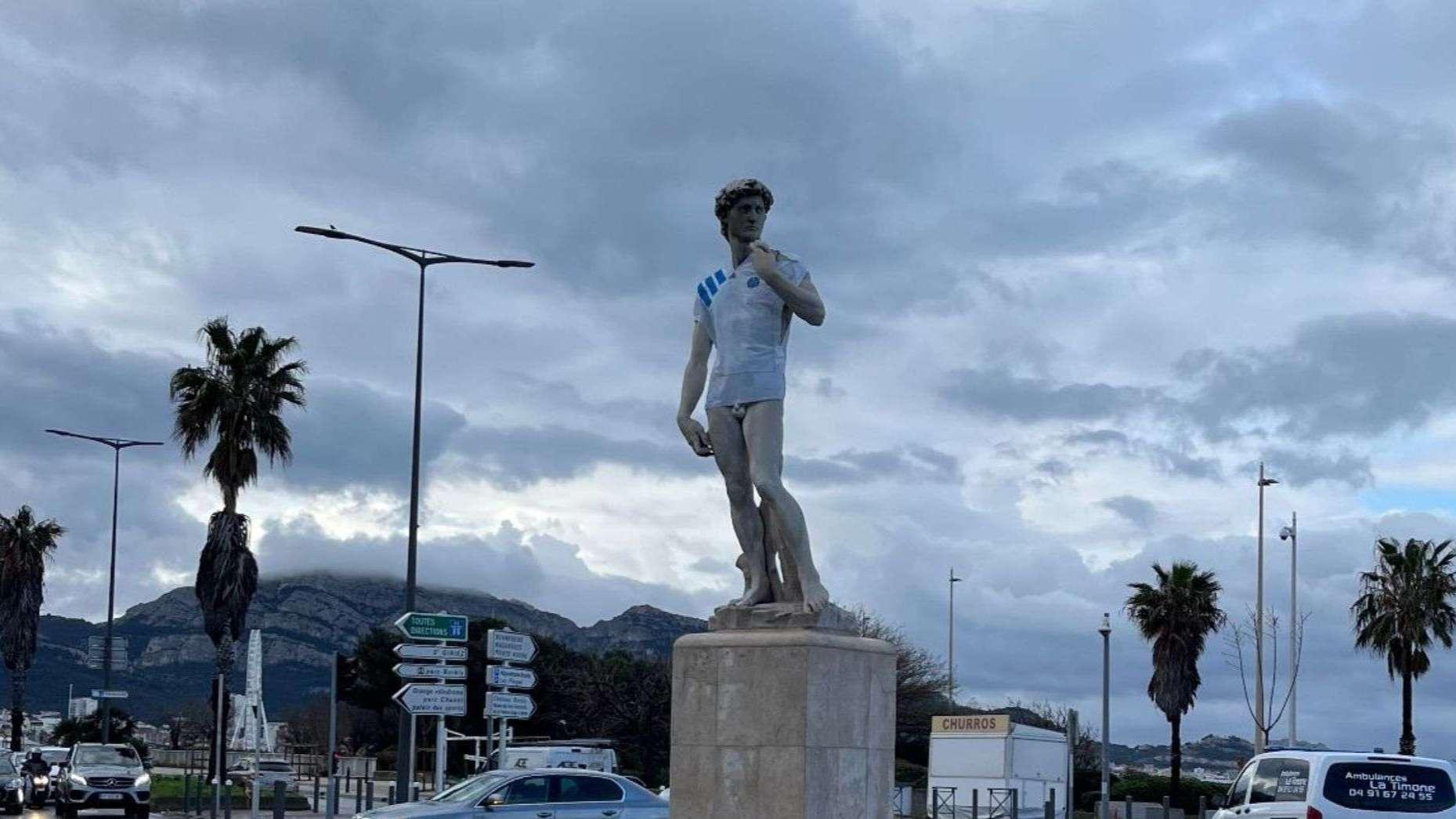 PSG - OM : la statue de David à Marseille en tenue olympienne !