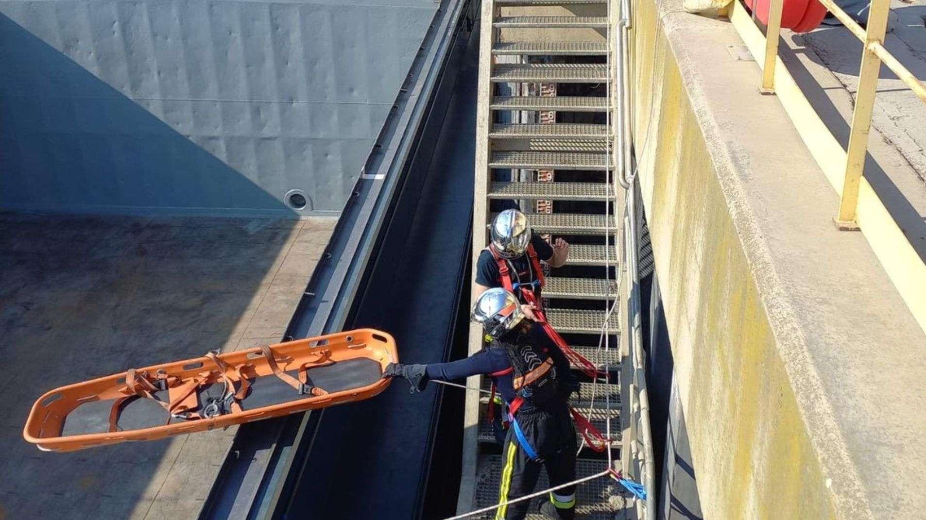 Arles : les pompiers portent secours à un homme tombé dans la cale d'une péniche