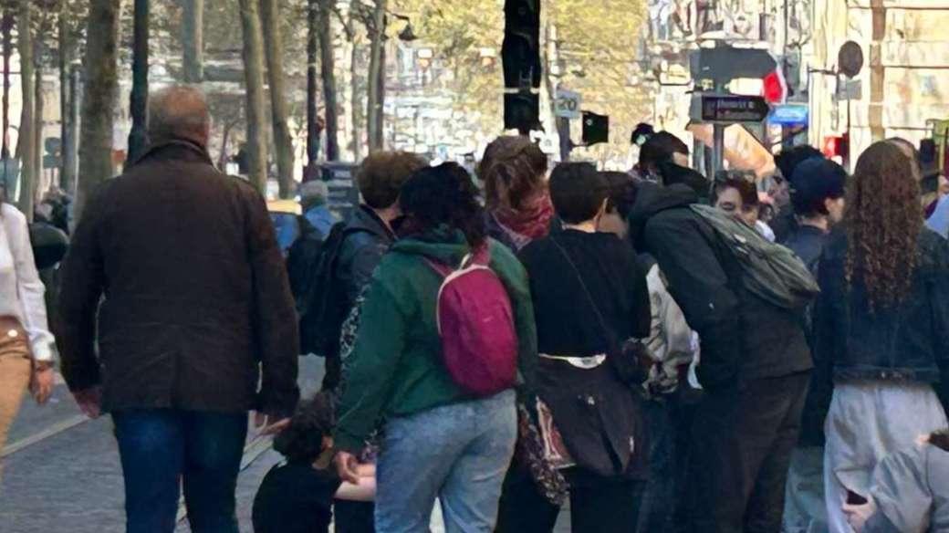 Marseille : sur la Canebière, des lycéens interpellent la police