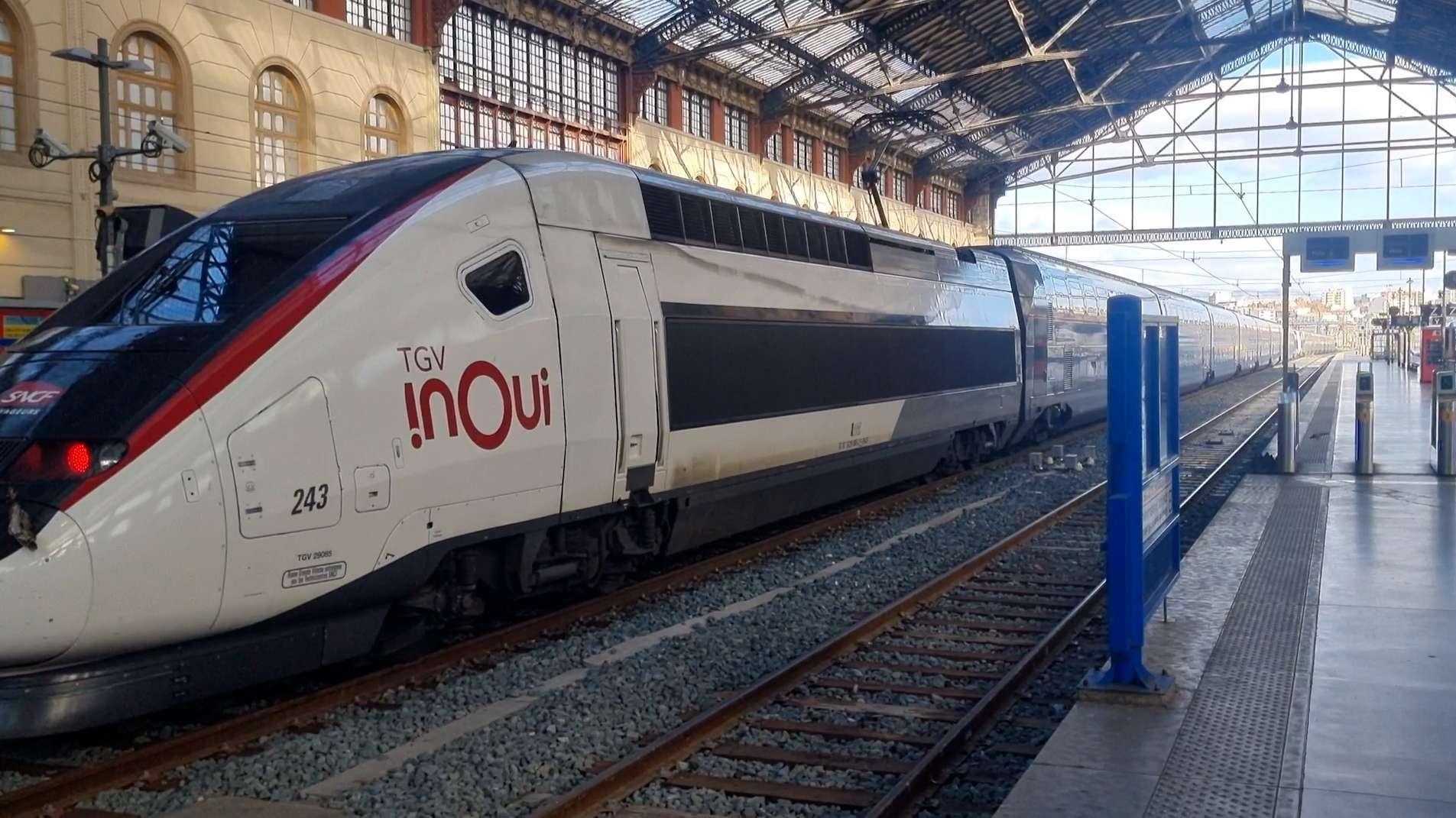 Un Polonais fait Paris-Valence à l'extérieur d'un TGV