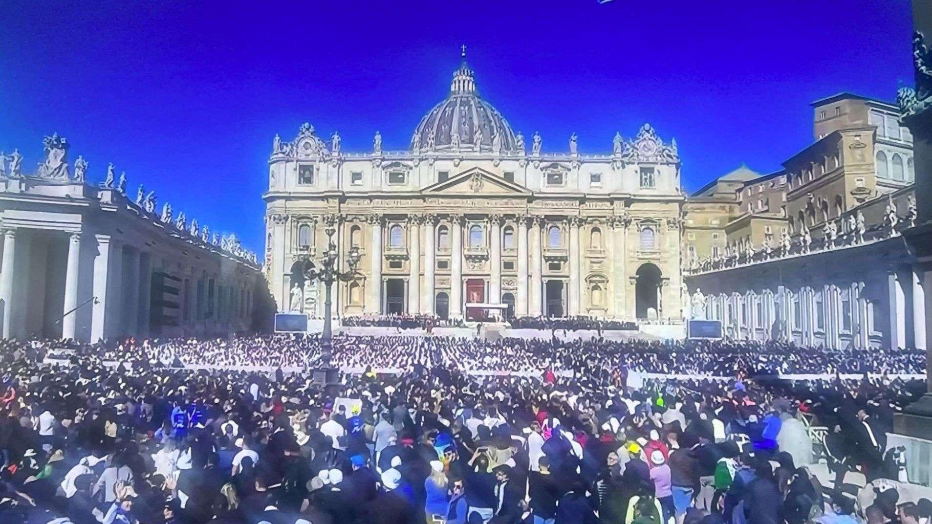 Vatican: début de l'installation de la cheminée sur la chapelle Sixtine en vue du conclave