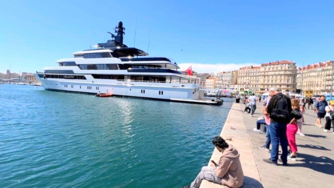 Le "Starfire" se pavane sur le Vieux-Port de Marseille