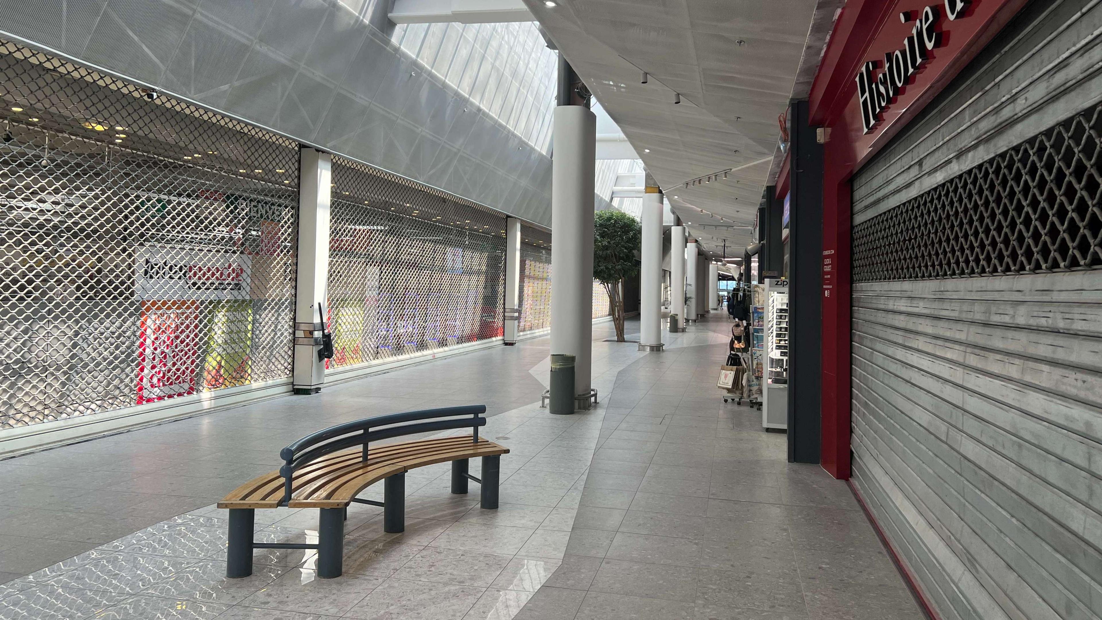 "Nous n'avons plus aucune fréquentation, c'est démoralisant", alertent des commerçants de Plan de Campagne 
