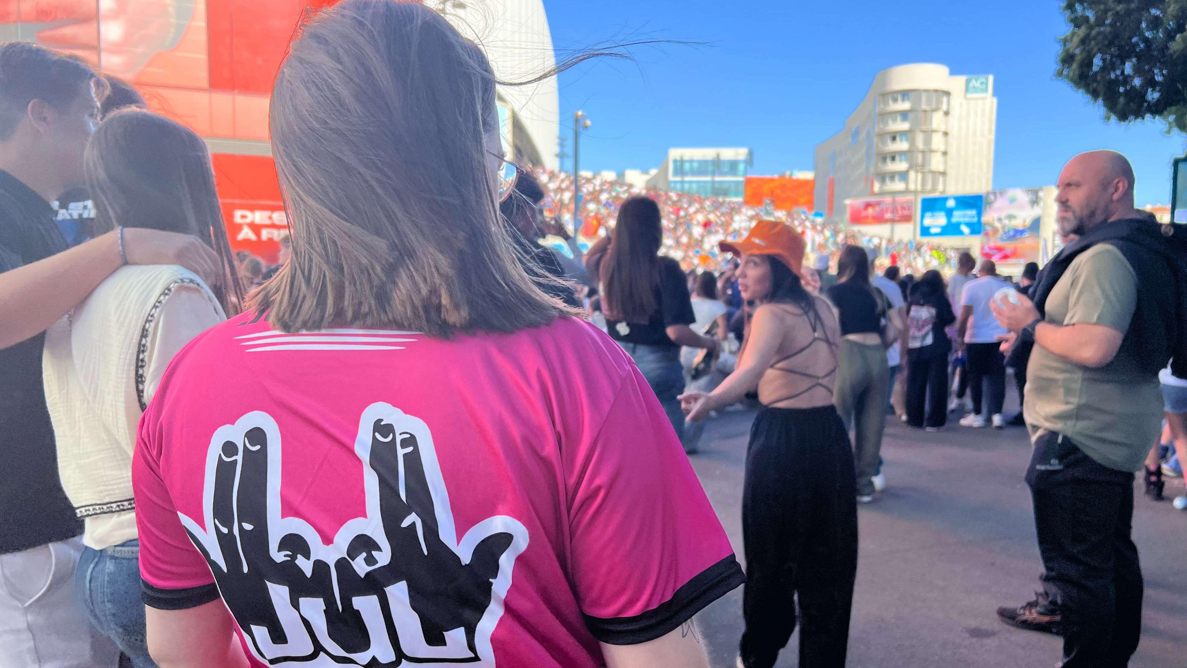 “Je viens de Roumanie pour le concert”: des fans gonflés à bloc pour Jul ce soir