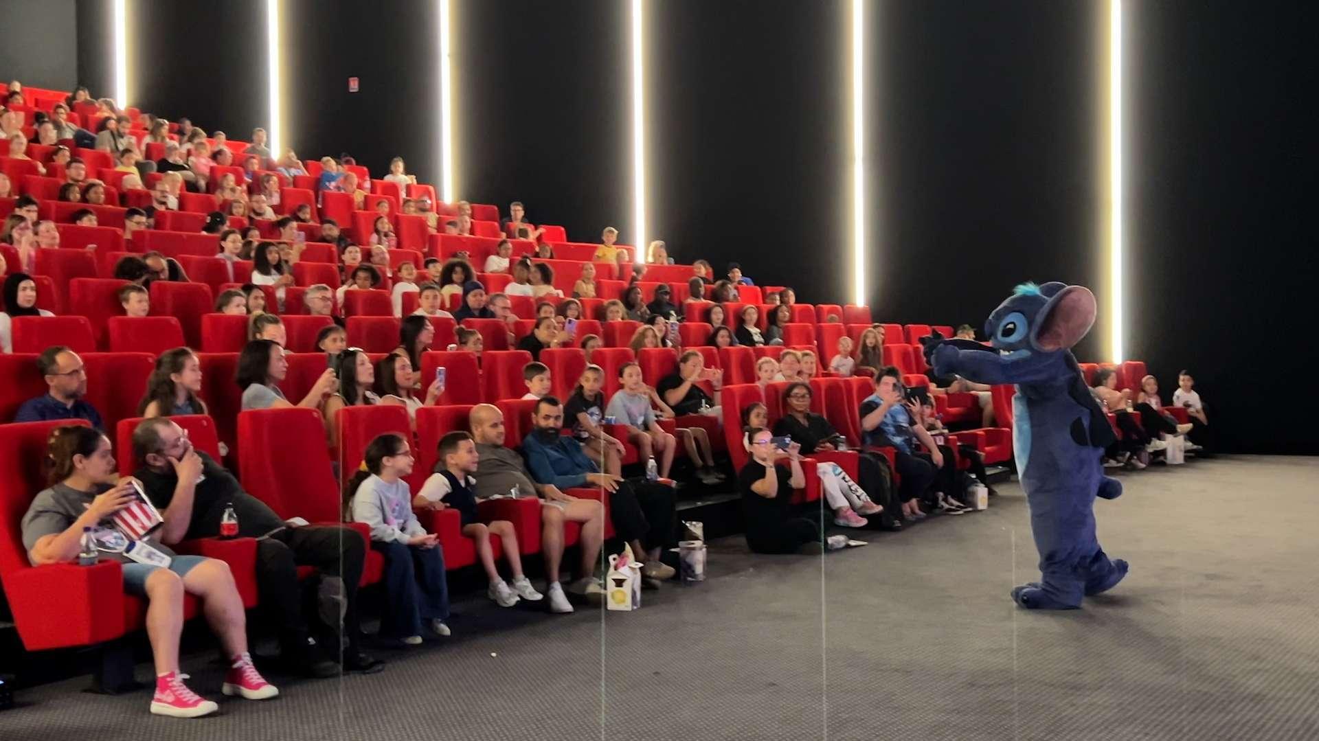 Alerte bleue à Marseille! Une petite créature poilue, turbulente… et franchement adorable a débarqué au Pathé La Joliette!