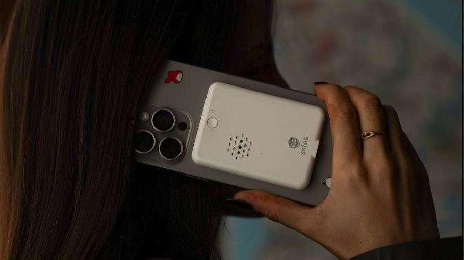 Avec son application et son boitier anti-agression, la start-up marseillaise Safee veut "permettre à n'importe qui de se sentir en sécurité" 