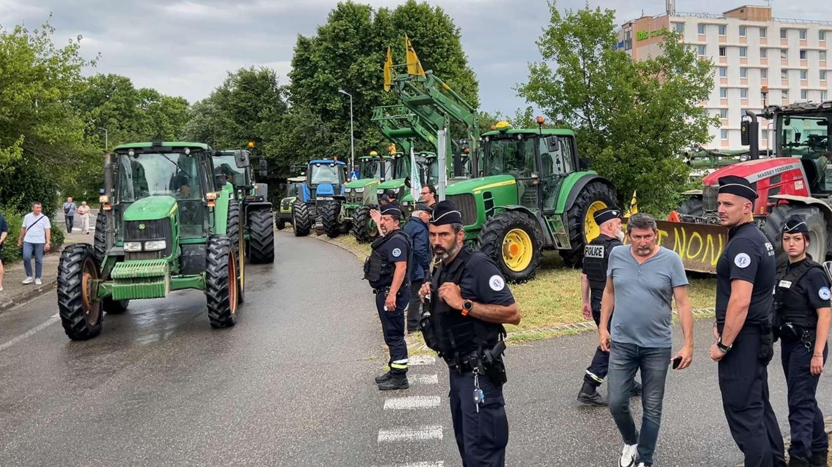 Mobilisation des agriculteurs à Arles : "La ligne THT est catastrophique pour nos exploitations"