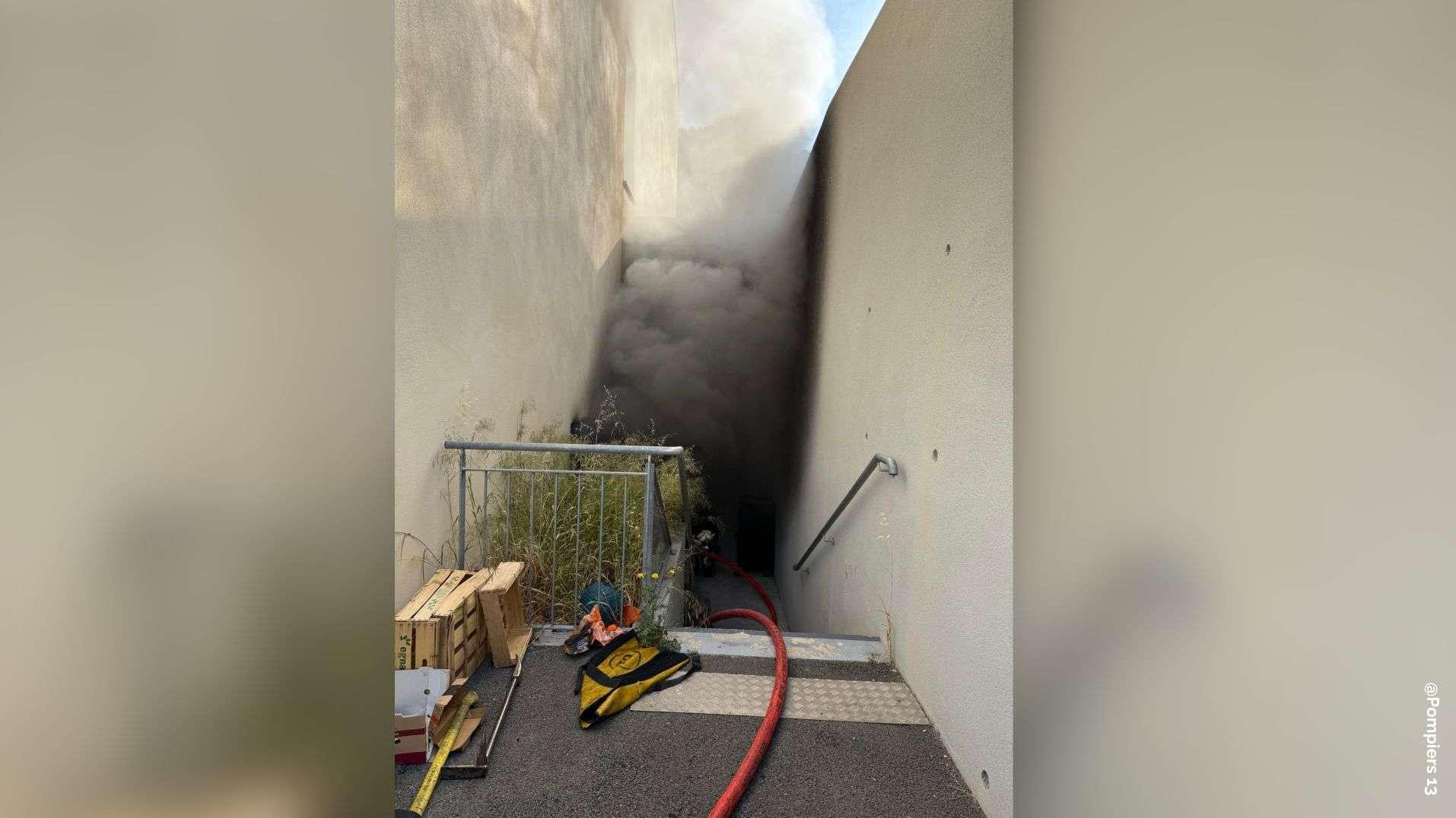 Incendie de véhicules dans un parking à Saint-Chamas : trois policiers intoxiqués et 49 personnes évacuées