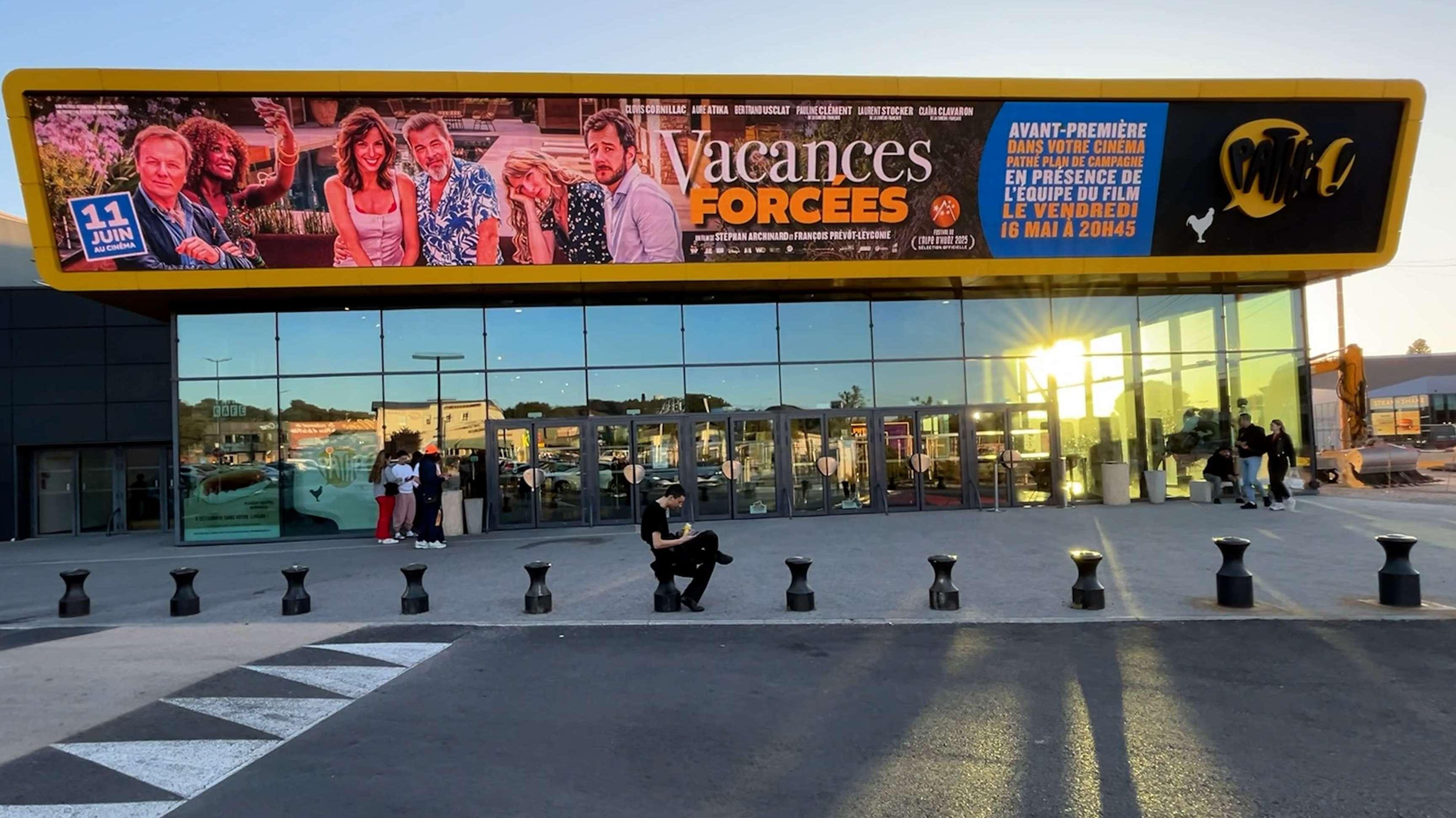 Cinéma : Clovis Cornillac, Aure Atika et Bertrand Usclat en "Vacances Forcées" à Plan de Campagne