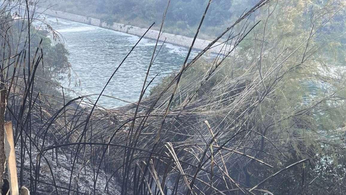 L'incendie de Port-de-Bouc en phase de noyage