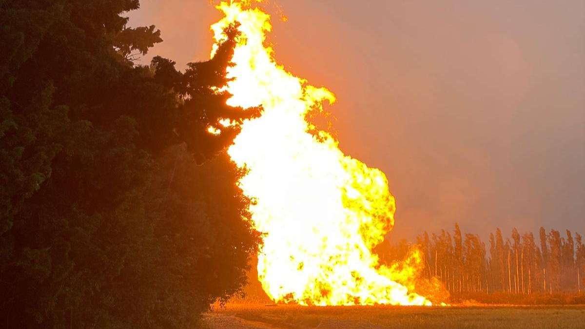 Route coupée, zone d'exclusion : un pipeline en feu à Saint-Martin de Crau