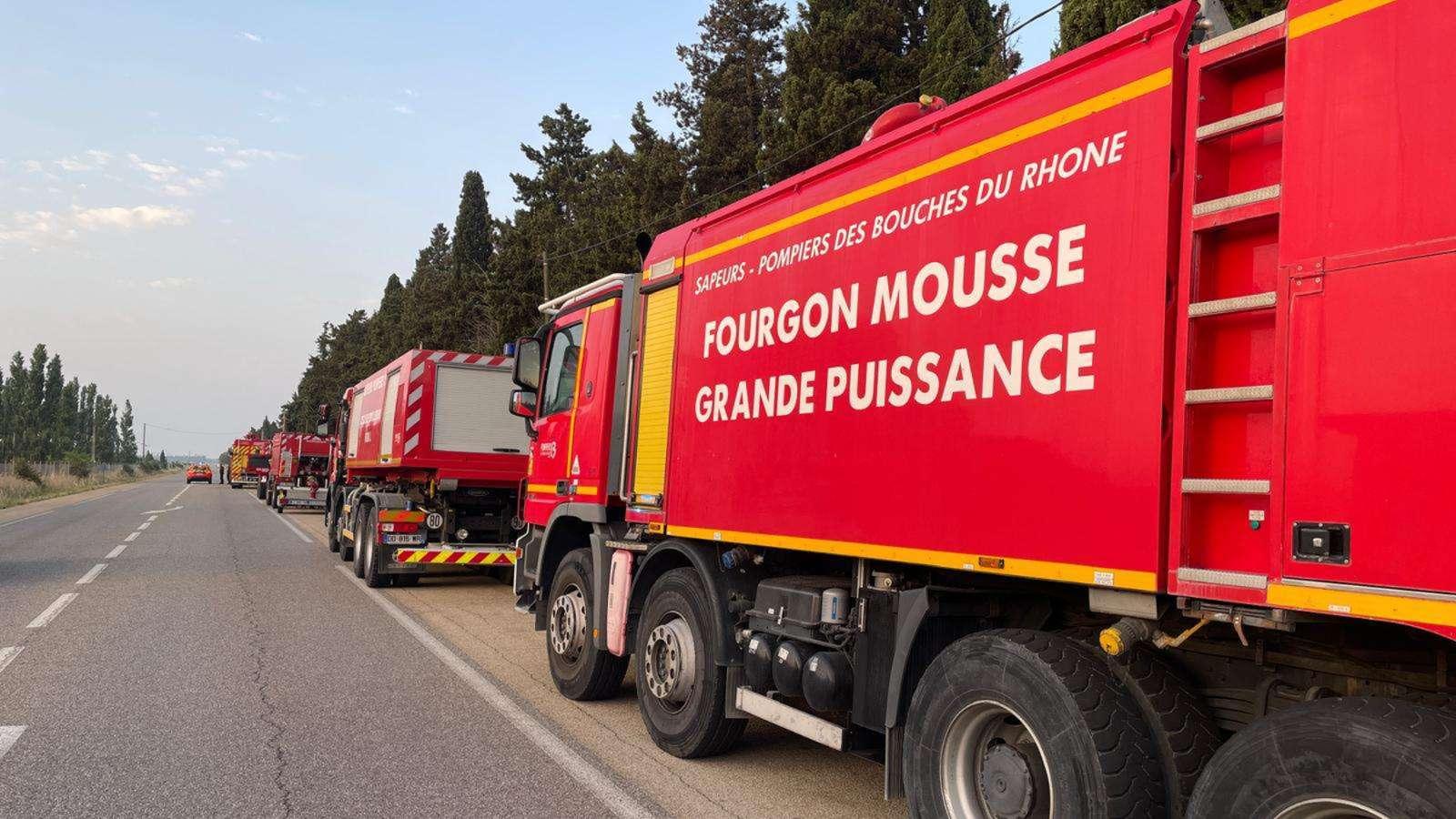 Saint-Martin-de-Crau: le feu est maitrisé, les secours se concentrent sur la torchère