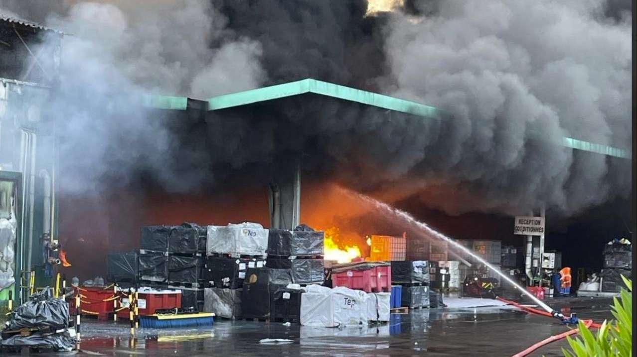 Un entrepôt ravagé par les flammes à Rognac