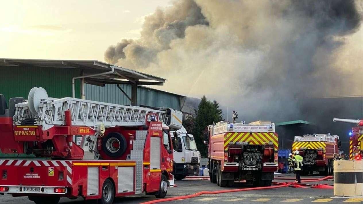 Incendie à Rognac en régression : 140 pompiers toujours mobilisés, pas de toxicité selon la Préfecture
