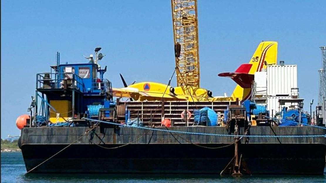 Martigues : un canadair endommagé remorqué vers Marignane