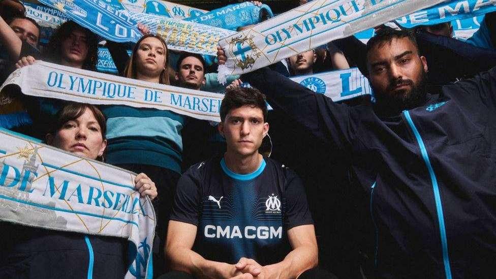 "Un hommage aux tifos" : l'OM présente son maillot extérieur 2025/26