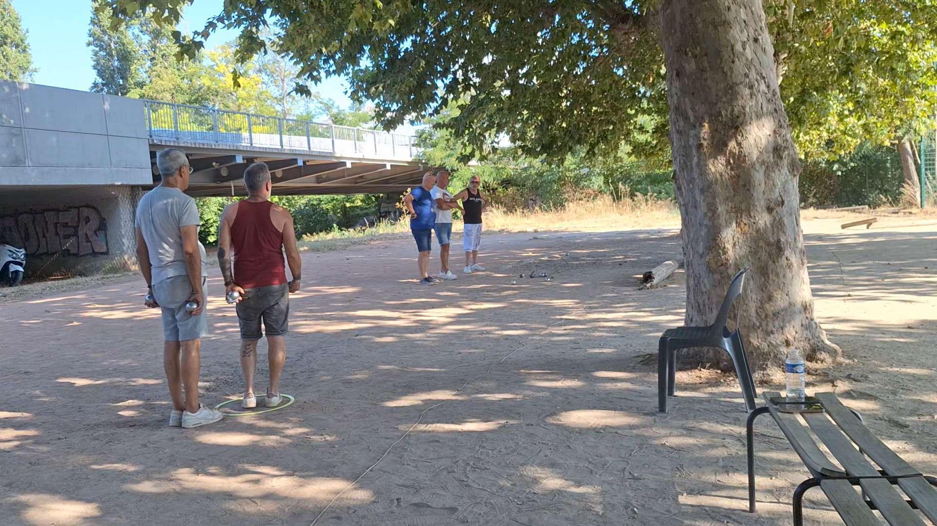 Sous la chaleur, Marseille s'adapte dans les classes tandis que les parties de pétanque sont prisées !