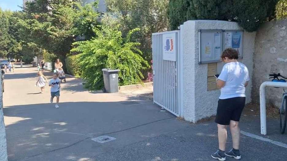 Pergolas, asperseurs dans la cour : les écoles rafraîchissent les enfants avec les moyens du bord