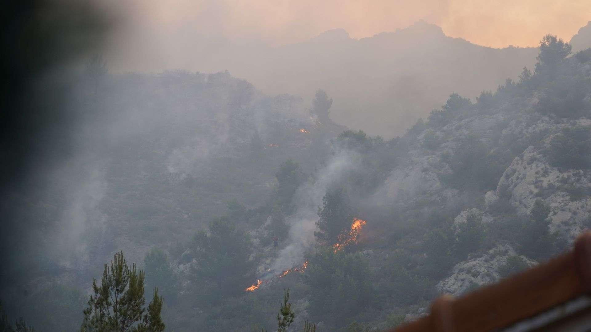 Les pompiers luttent contre un incendie dans la commune du Rove 