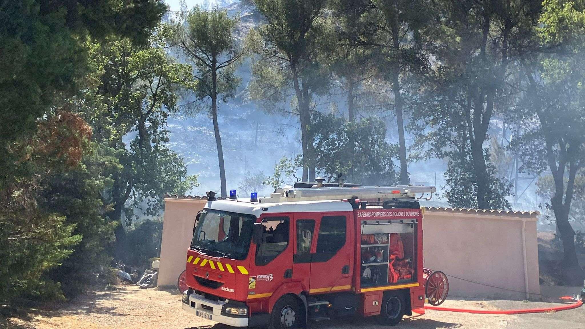 Pennes-Mirabeau/Marseille: le feu a baissé en intensité mais des lisières restent actives