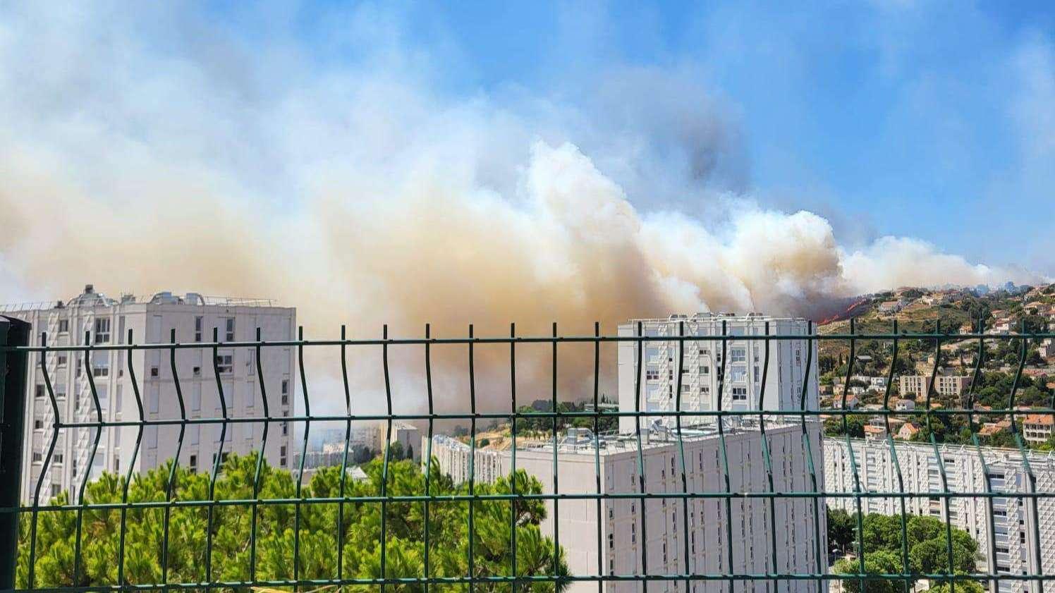 Incendie Pennes-Mirabeau: le feu a parcouru 350 hectares et continue d'évoluer sur l'Estaque 