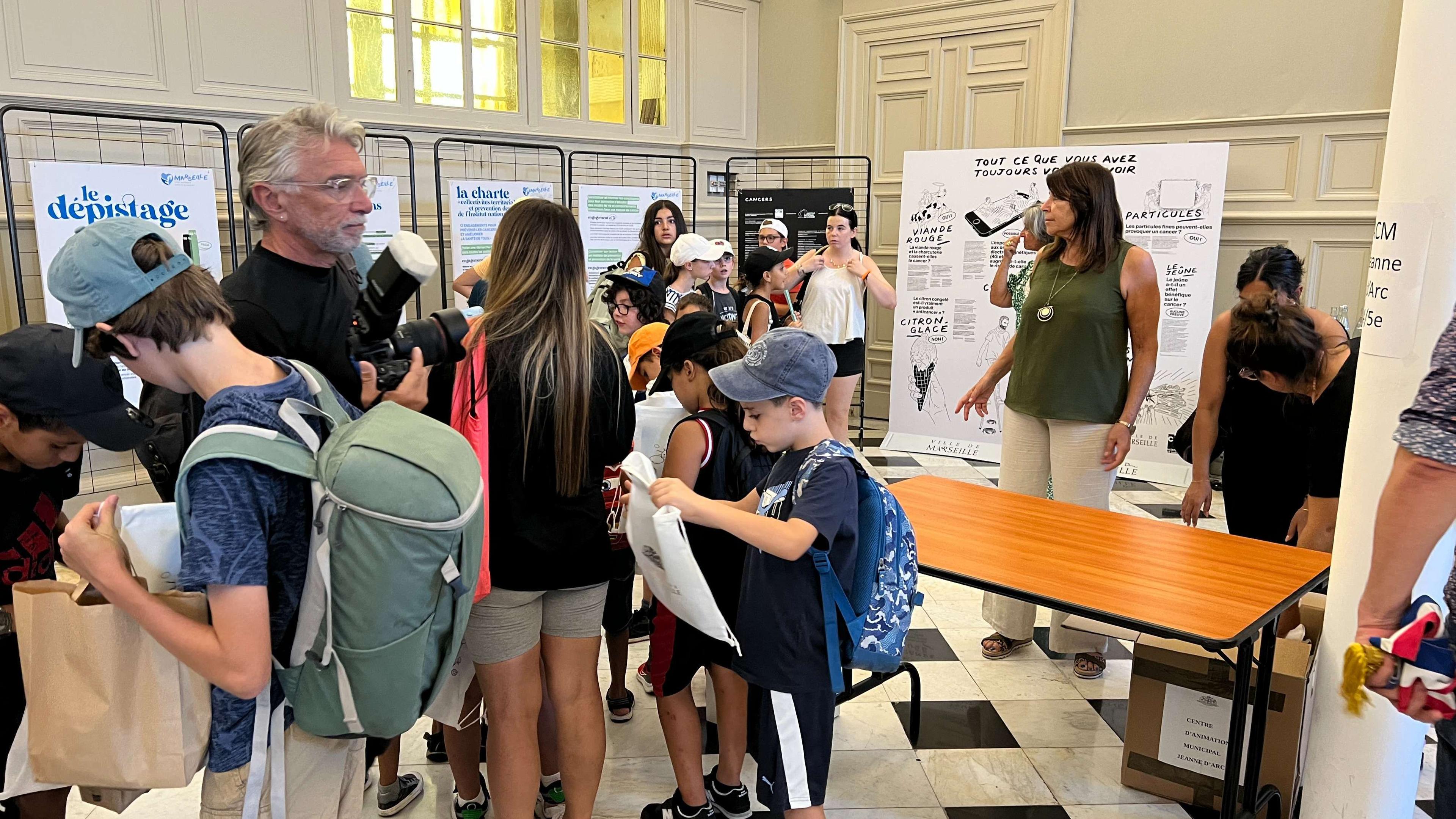 Marseille : distribution de kits solaires aux enfants pour lutter contre les effets néfastes du soleil