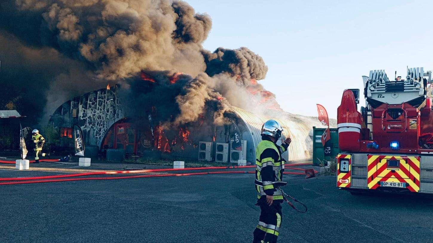 Un magasin en feu à Plan-de-Campagne, 60 pompiers mobilisés
