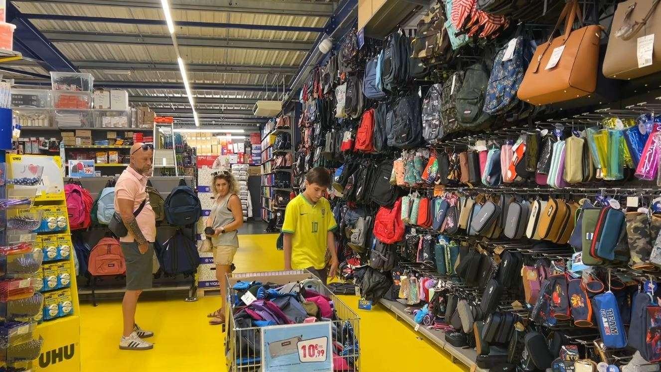 Les rayons fournitures scolaires font déjà le plein
