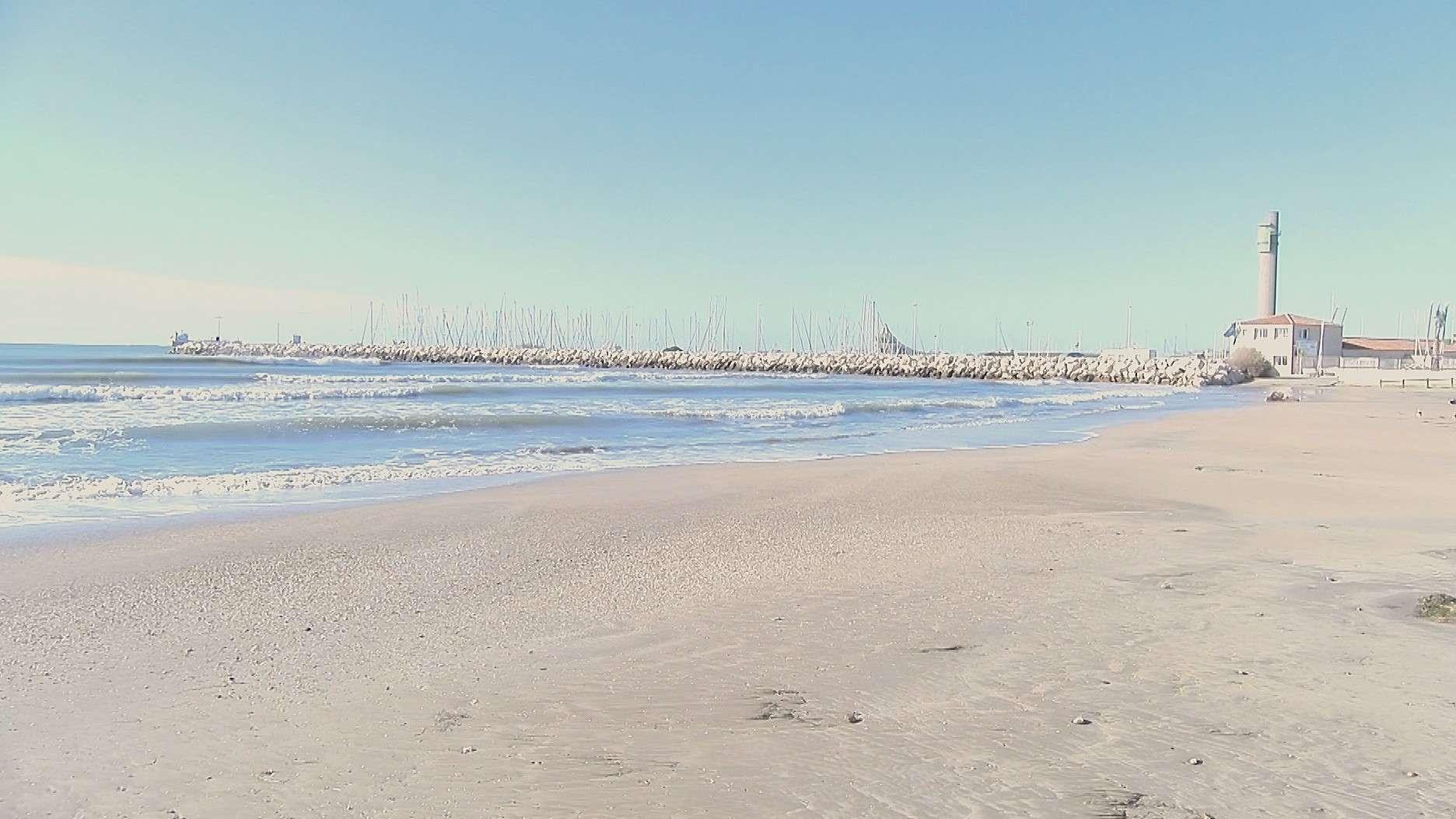 Nappe d’hydrocarbures à Fos-sur-Mer : fermeture temporaire de la Grande Plage et du Cavaou 