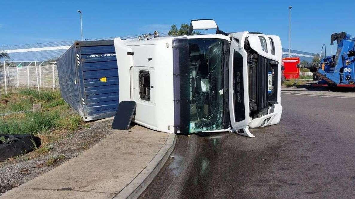 Un poids lourd couché à Port-Saint-Louis-du-Rhône