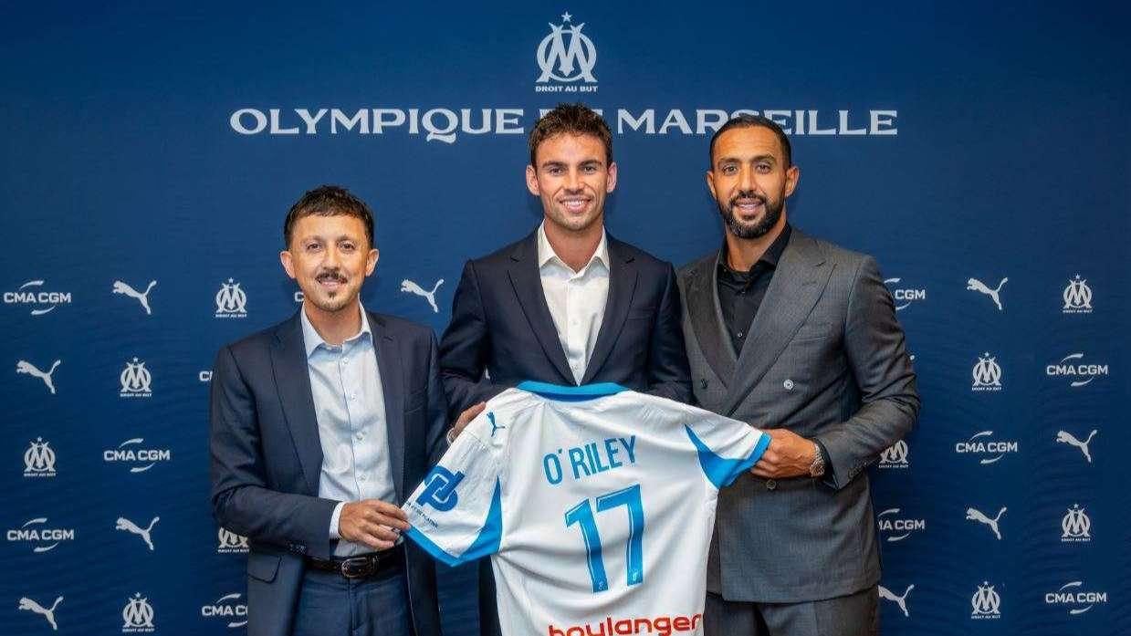 L'OM officialise les arrivées du milieu Matt O'Riley et du défenseur Nayef Aguerd