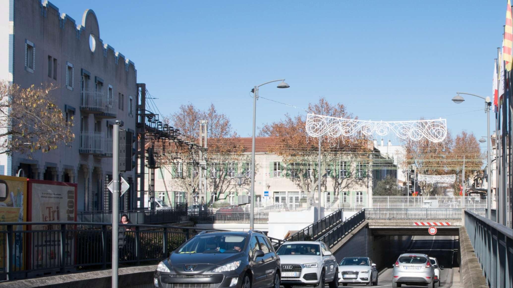  Le pont de la gare de Miramas est inondé et fermé à la circulation