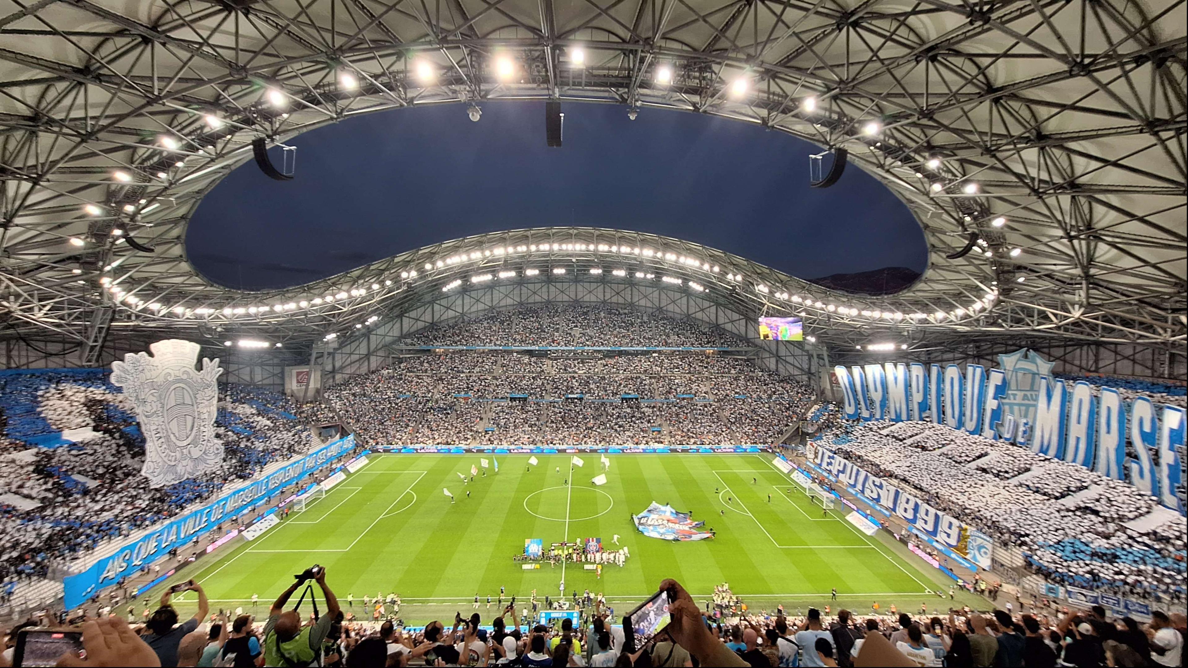"Une dinguerie, on a battu le PSG" : du Vélodrome au Vieux-Port, les supporters ont exulté