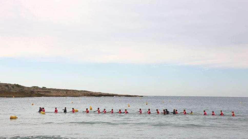 Martigues : un longe-côte solidaire à la plage du Verdon pour Octobre Rose