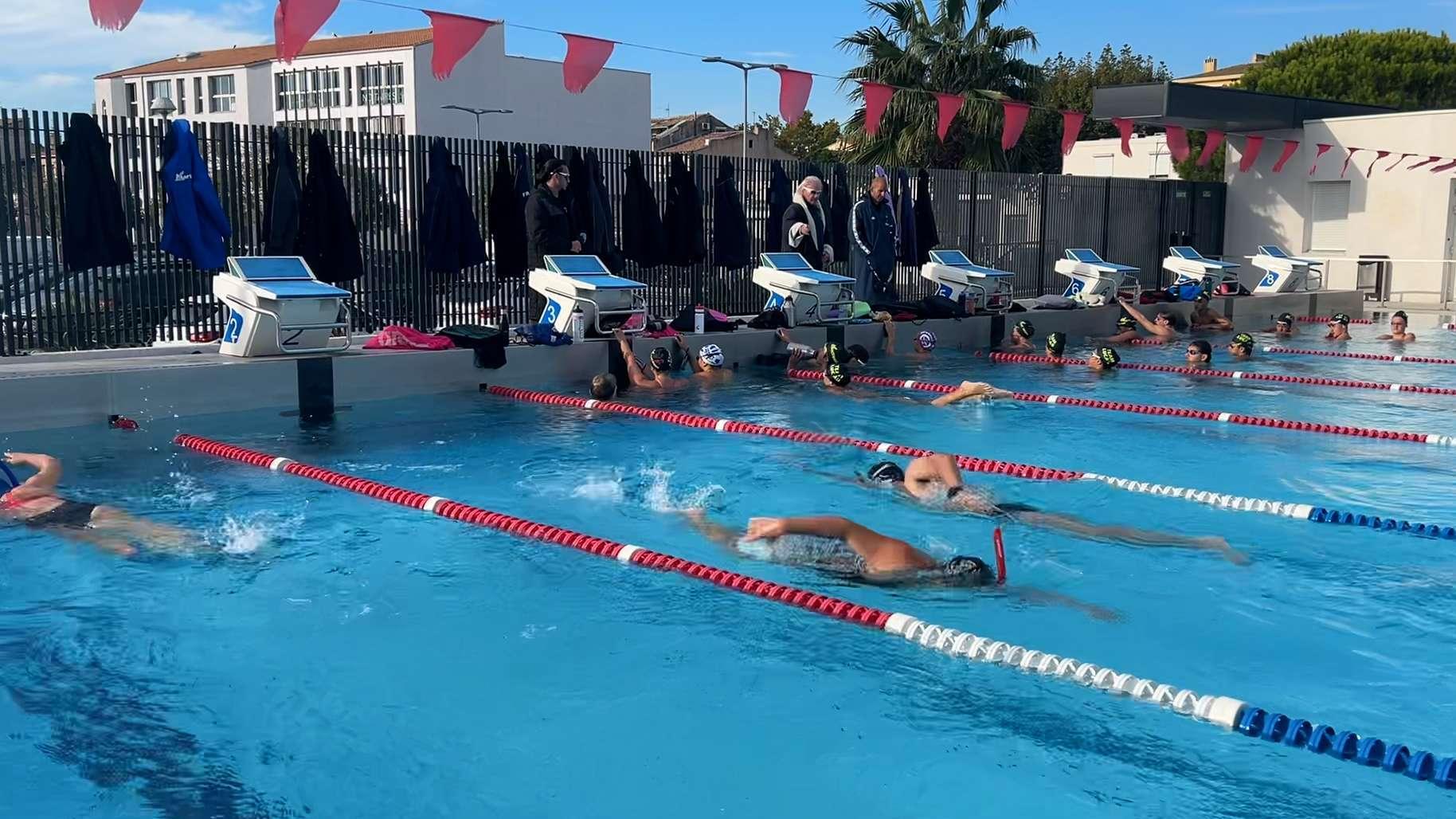  "Savoir nager est une priorité" : Philippe Lucas, entre exigence et passion au bord du bassin à Martigues