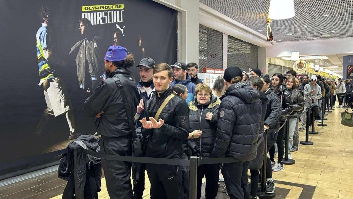 Marseille : la "team Jul" au rendez-vous dès l'aube pour l'ouverture du pop-up store à La Valentine